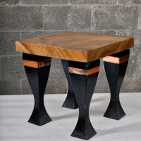 Table d'appoint suar et pattes de métal - suar and metal legs corner table